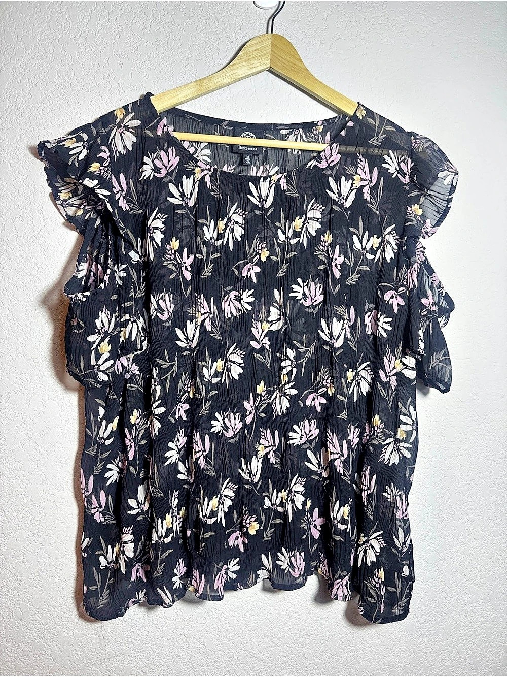 Bobeau Floral Blouse in Black & Pink Size Medium flutter sleeve cold shoulder